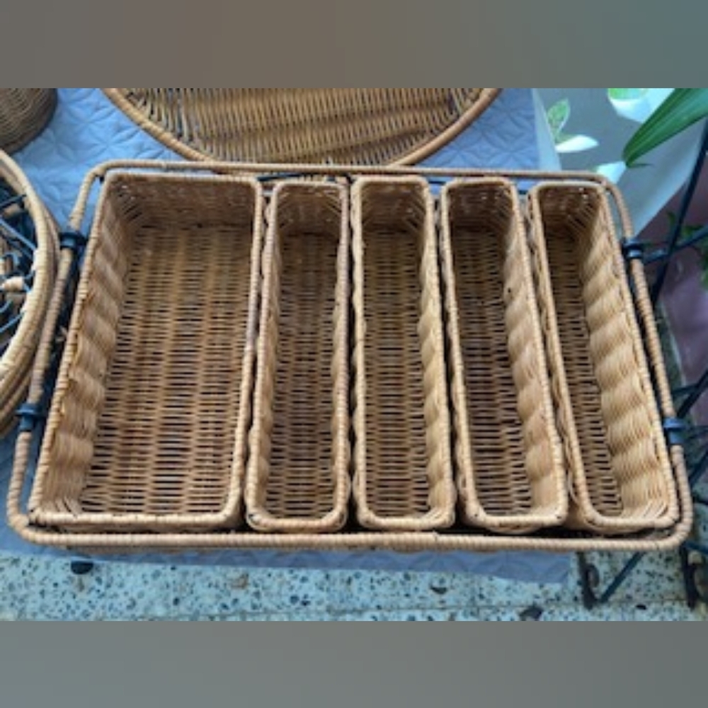 Cutlery organizer tray
